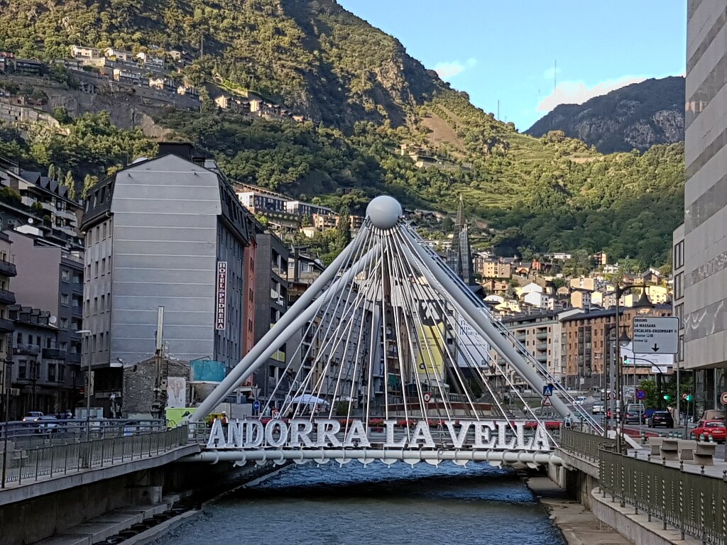 most na rzece z napisem Andorra La Vella