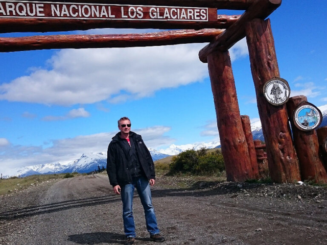 Darek na tle wejścia do Parku Narodowego Los Glaciares