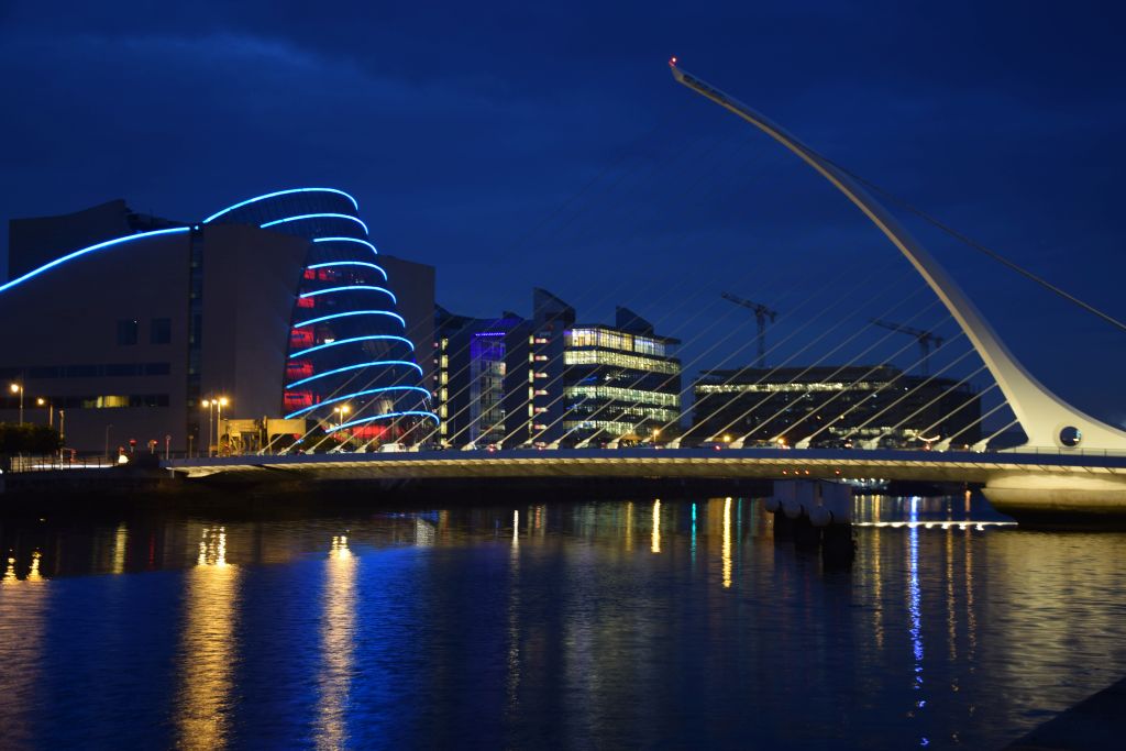 Dublin nocą - widok na rzekę Liffey