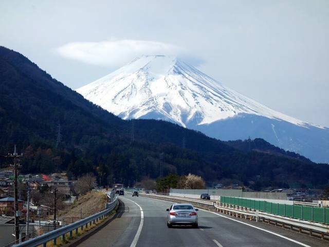 Wulkan Fudżi widoczny z drogi