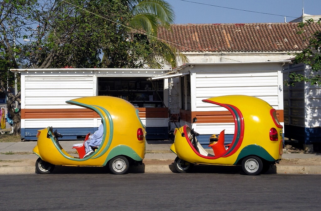 Żółte hawańskie motorowe taksówki