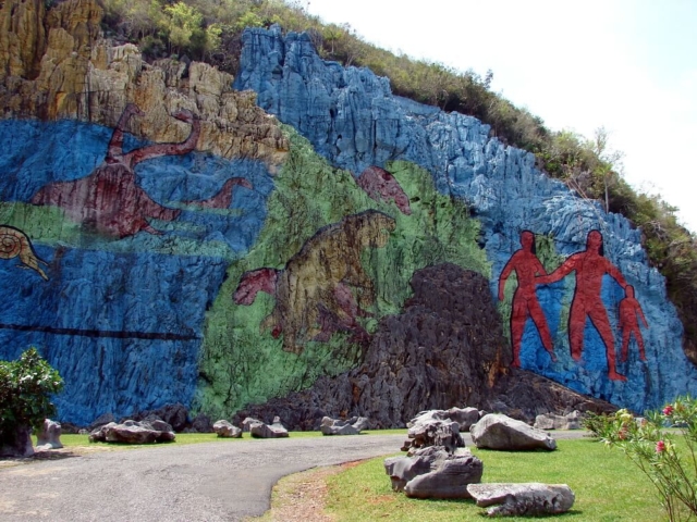 Bajecznie kolorowy, gigantyczny Mural de la Prehistoria