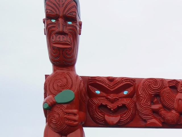 Detal z maoryskiej bramy strzegącej jeziora Taupo