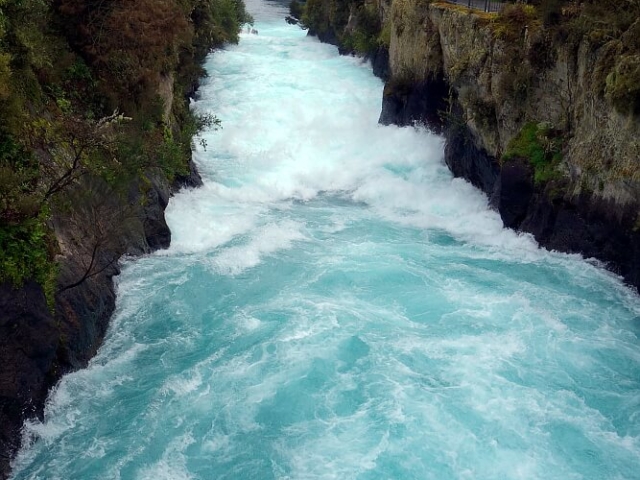 Spienione wody rzeki Rotorua