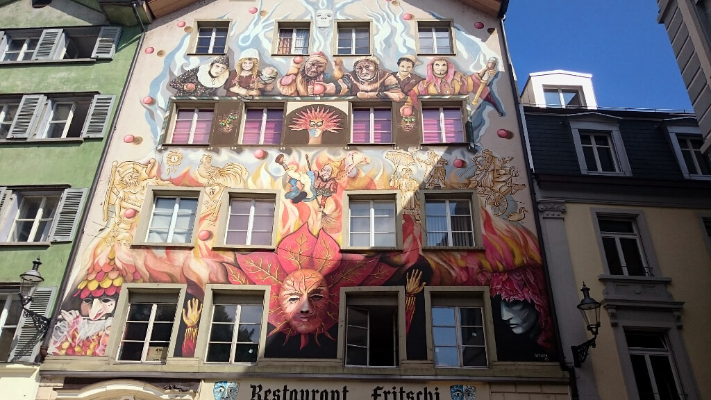 Kolorowa fasada domu w Lucernie