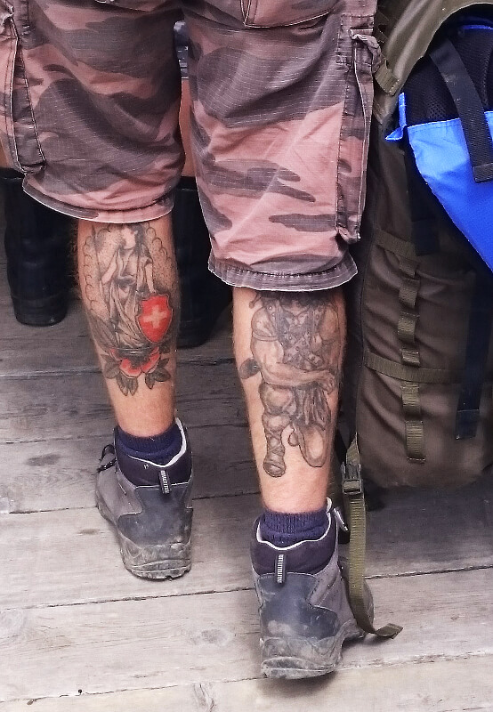 Tatuaż na nodze z flagą Szwajcarii