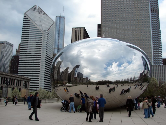 Wielkie lustrzane jajo - Cloud Gate w Millenium Park w Chicago