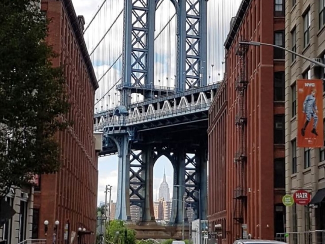 Manhattan Bridge, w tle w przęśle Empire State Building