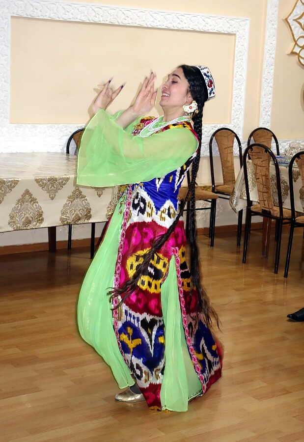 Tradycyjna uzbecka tańcerka