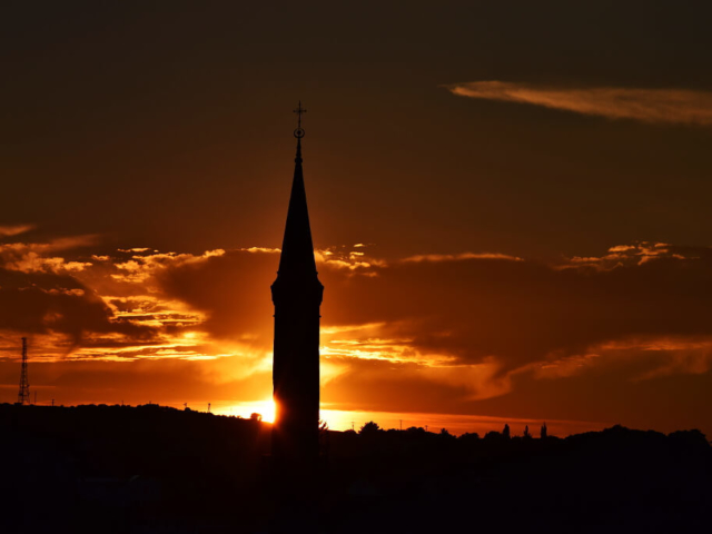 Minaret w Egerze w świetle zachodzącego słońca