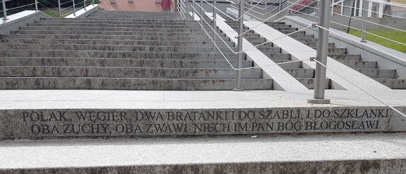 Przysłowie "Polak, Węgier..." wyryte na schodach