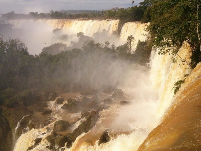 Wodospady Iguasu przetaczają miliony litrów wody