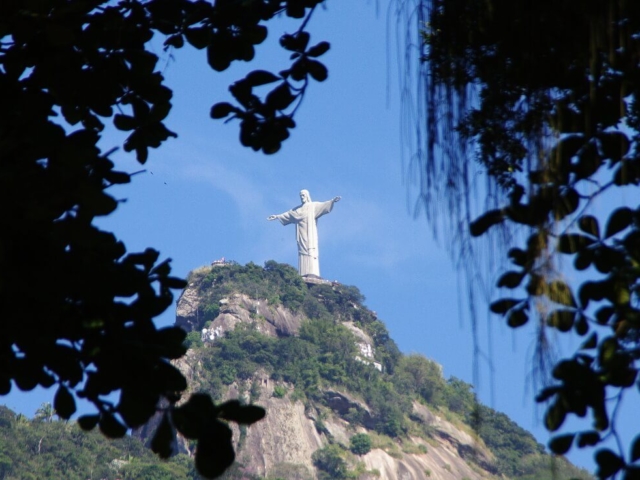 Widok na statuę Chrystusa poprzez drzewa