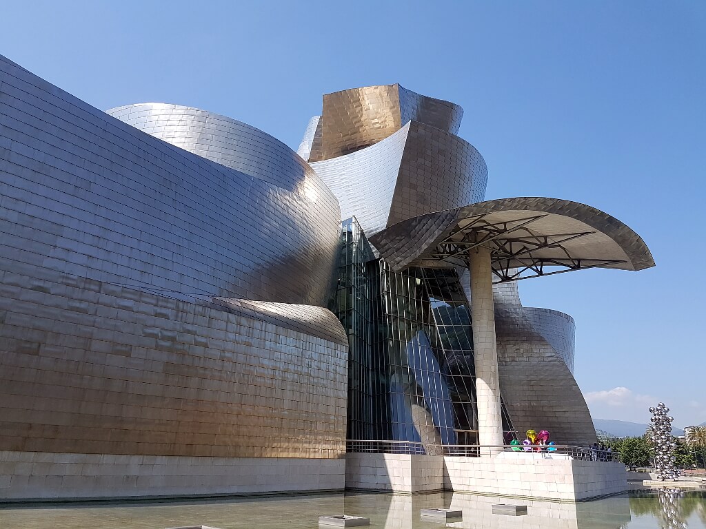 Muzeum Guggenheima w Bilbao - fasada z powyginanej blachy