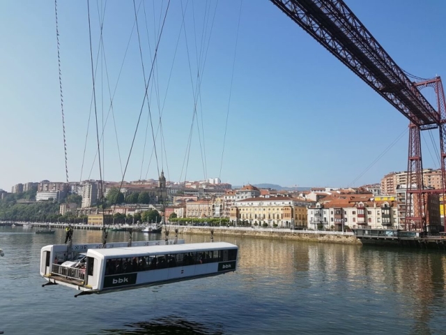 Most Biskajski w Portugalete umożliwia przepływanie wielkich statków do portu w Bilbao. U góry kładka dla pieszych, na dole gondola dla aut