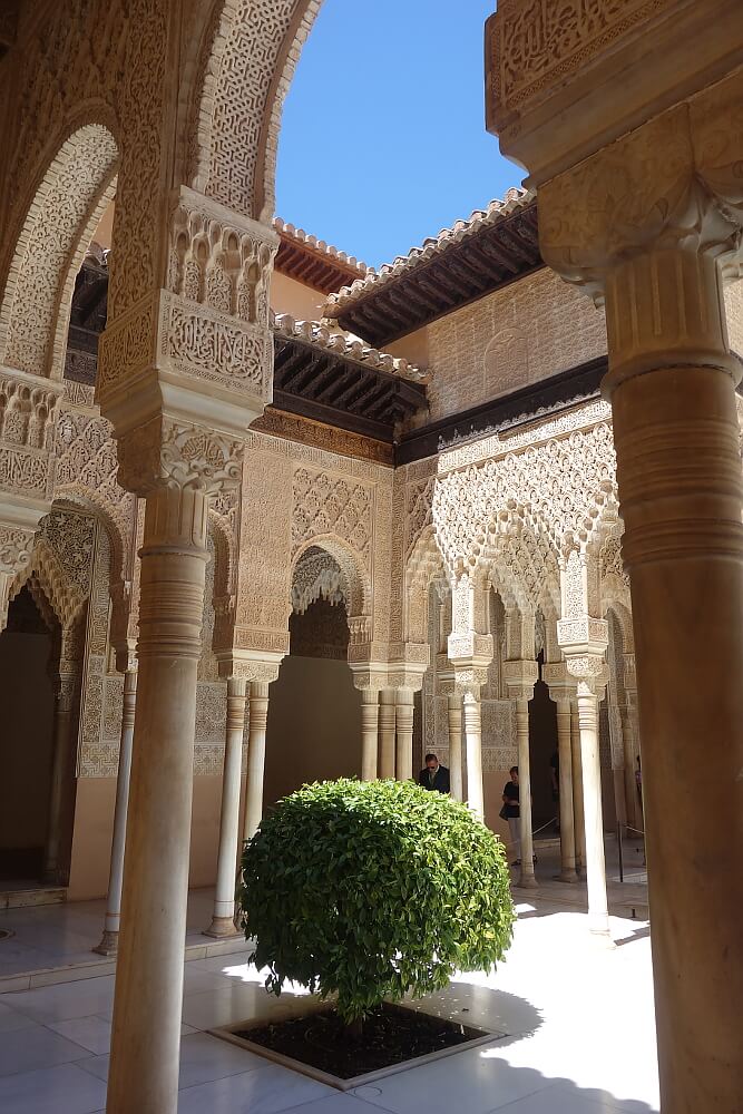 Koronkowe, arabskie sztukaterie Alhambry