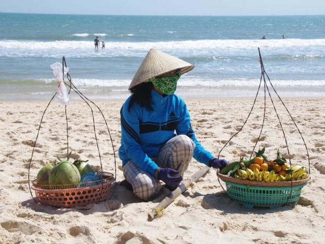 Szczelny strój zabezpiecza przed słońcem Wietnamki, które nie chcą się opalić