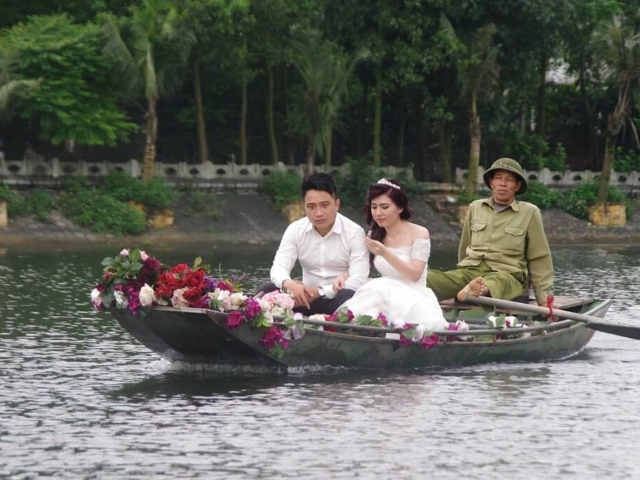 Para ślubna na tradycyjnej łodzi.